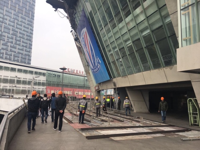 “阿隆索有点不一样，我认为他可以踢四后卫，但他也可以踢五后卫。